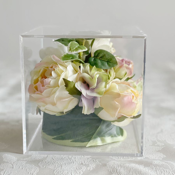 【透明ケース入りでお手入れ簡単】クリーム色とくすみピンクのバラのエレガントな造花アレンジメント 6枚目の画像