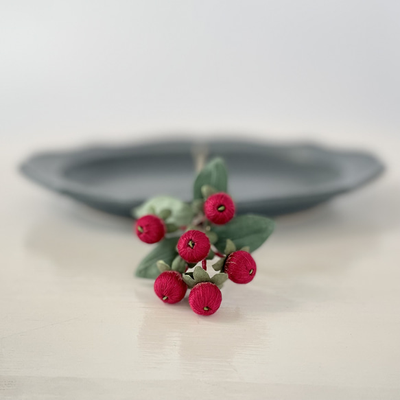 布花赤い実がキュートなヒペリカムのブローチ 4枚目の画像