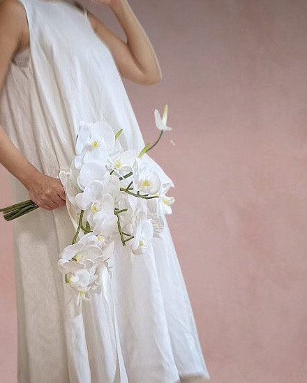 胡蝶蘭とアンスリウムの流れるフリースタイルブーケ｜ホワイト｜ウェディング・ブートニア付き
