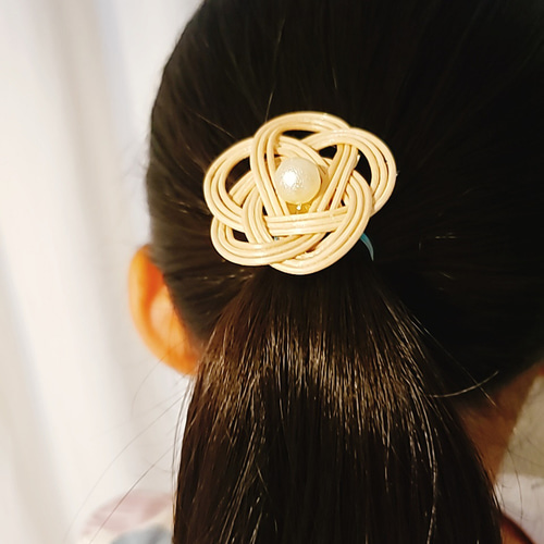 シックに染めたラタン（籐）のポニーフック 髪留め ヘアアクセ