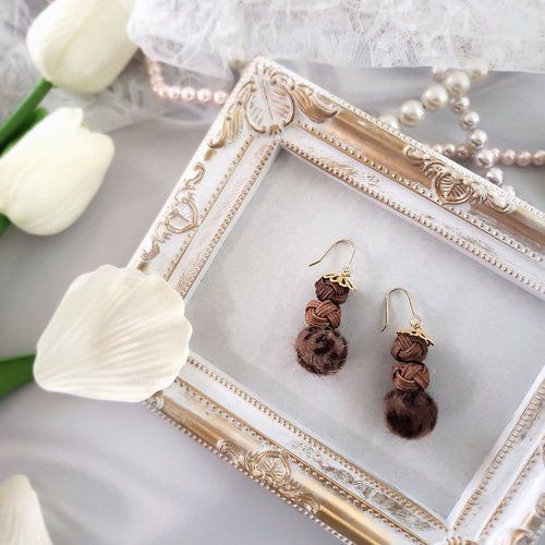 ラタン（籐）玉とヒョウ柄ファーボンボンのフックピアス レオパード