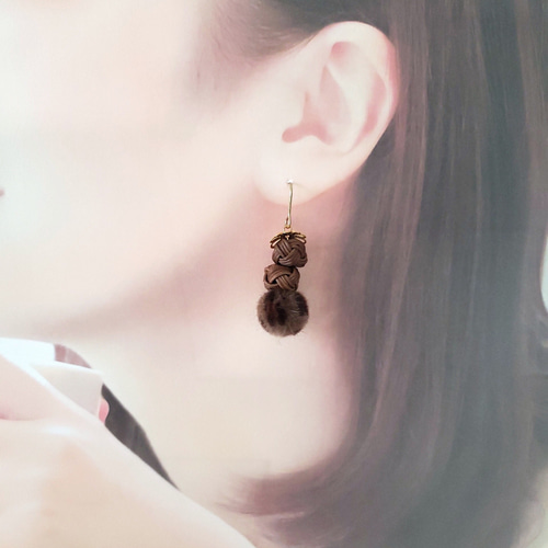 ラタン（籐）玉とヒョウ柄ファーボンボンのフックピアス レオパード