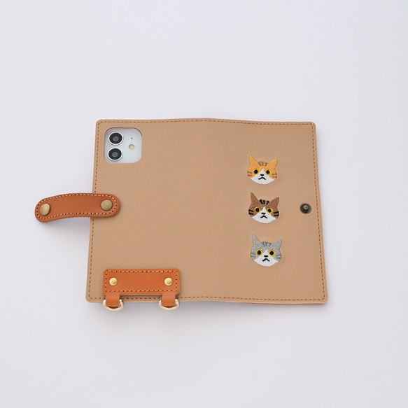 全機種対応 スマホケース 手帳型 【 刺繍 縦下げパーツ 3匹の猫 】 猫 レザー スマホショルダー A175I 3枚目の画像