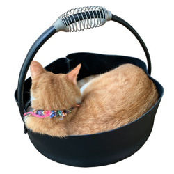 本革　猫用 バケットベッド　黒色　ばねハンドル付 3枚目の画像