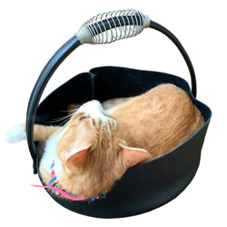 本革　猫用 バケットベッド　黒色　ばねハンドル付 4枚目の画像