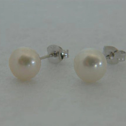 淡水パール　直結式ピアス ホワイト 1枚目の画像