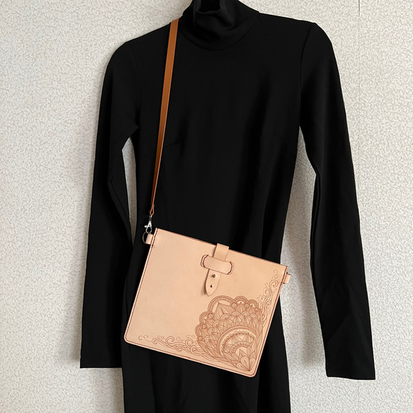 ゼンタングル風の焼き絵入りヌメ革のシンプルサコッシュ【姫路レザー】 