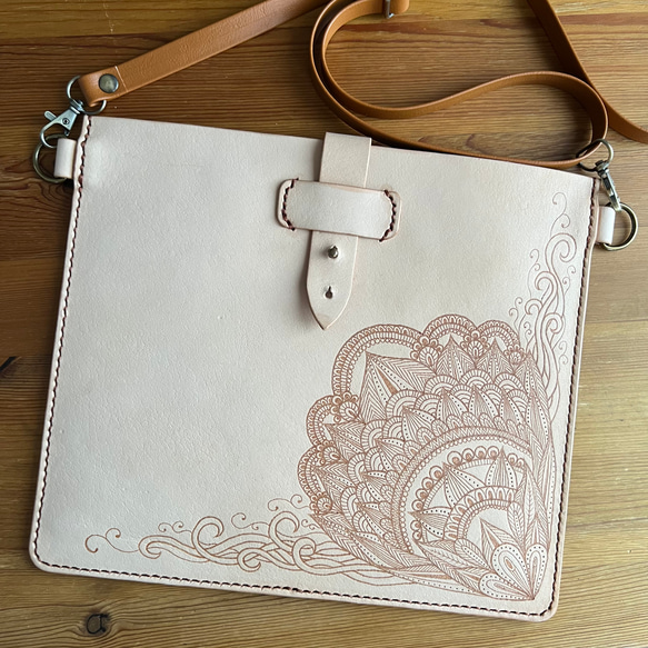 ゼンタングル風の焼き絵入りヌメ革のシンプルサコッシュ【姫路レザー】 