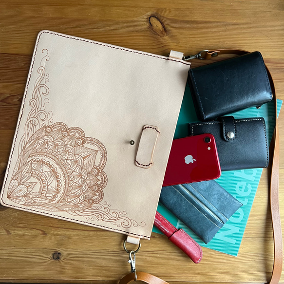 ゼンタングル風の焼き絵入りヌメ革のシンプルサコッシュ【姫路レザー】 