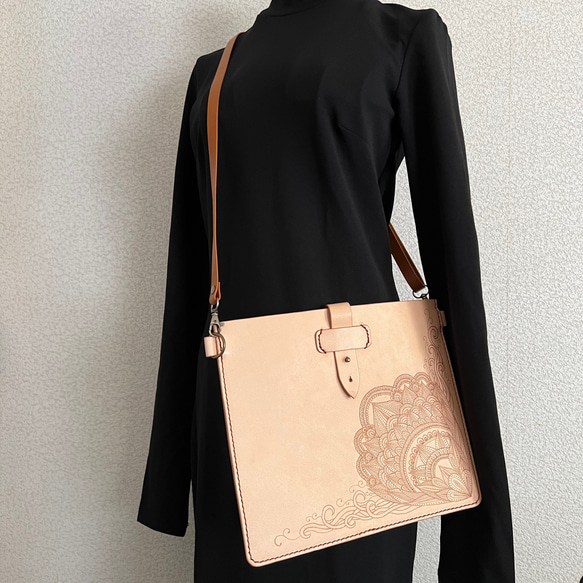 ゼンタングル風の焼き絵入りヌメ革のシンプルサコッシュ【姫路レザー】 