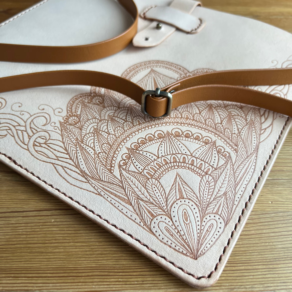 ゼンタングル風の焼き絵入りヌメ革のシンプルサコッシュ【姫路レザー】 