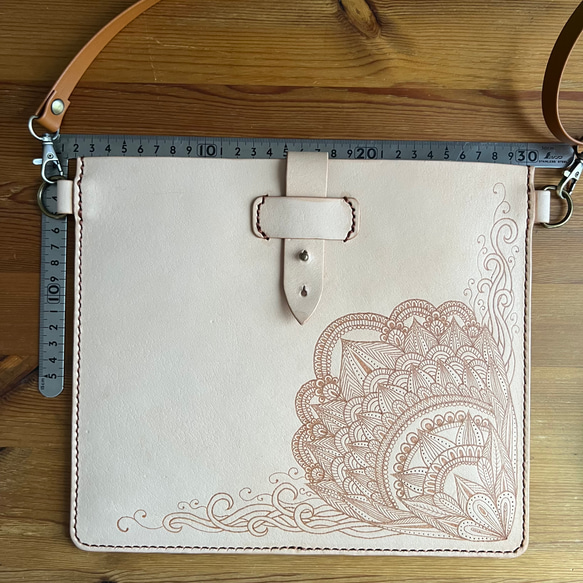 ゼンタングル風の焼き絵入りヌメ革のシンプルサコッシュ【姫路レザー】 