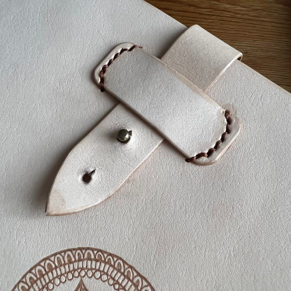 ゼンタングル風の焼き絵入りヌメ革のシンプルサコッシュ【姫路レザー】 