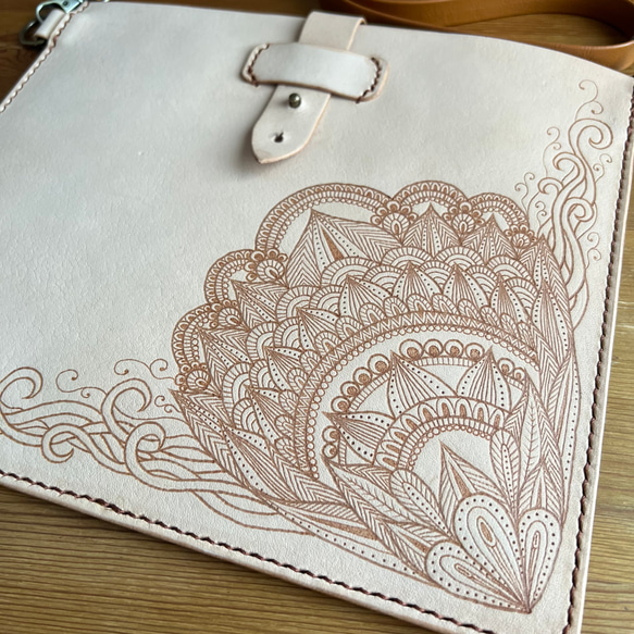 ゼンタングル風の焼き絵入りヌメ革のシンプルサコッシュ【姫路レザー】 