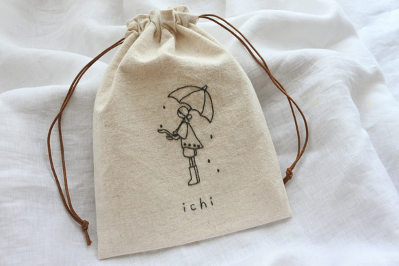 名入れ　雨と女の子　刺繍　巾着　 4枚目の画像