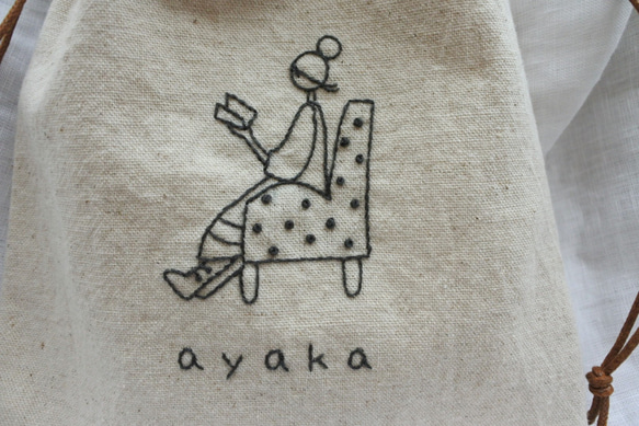 名入れ　本を読む女の子　刺繍　巾着　 2枚目の画像