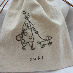 名入れ　わんこと女の子　刺繍　巾着　 4枚目の画像