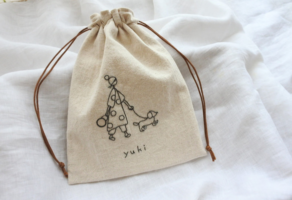 名入れ　わんこと女の子　刺繍　巾着　 1枚目の画像