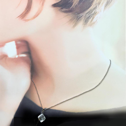 溶けかけの氷のようなガラスの ひと粒ペンダント・ネックレス  