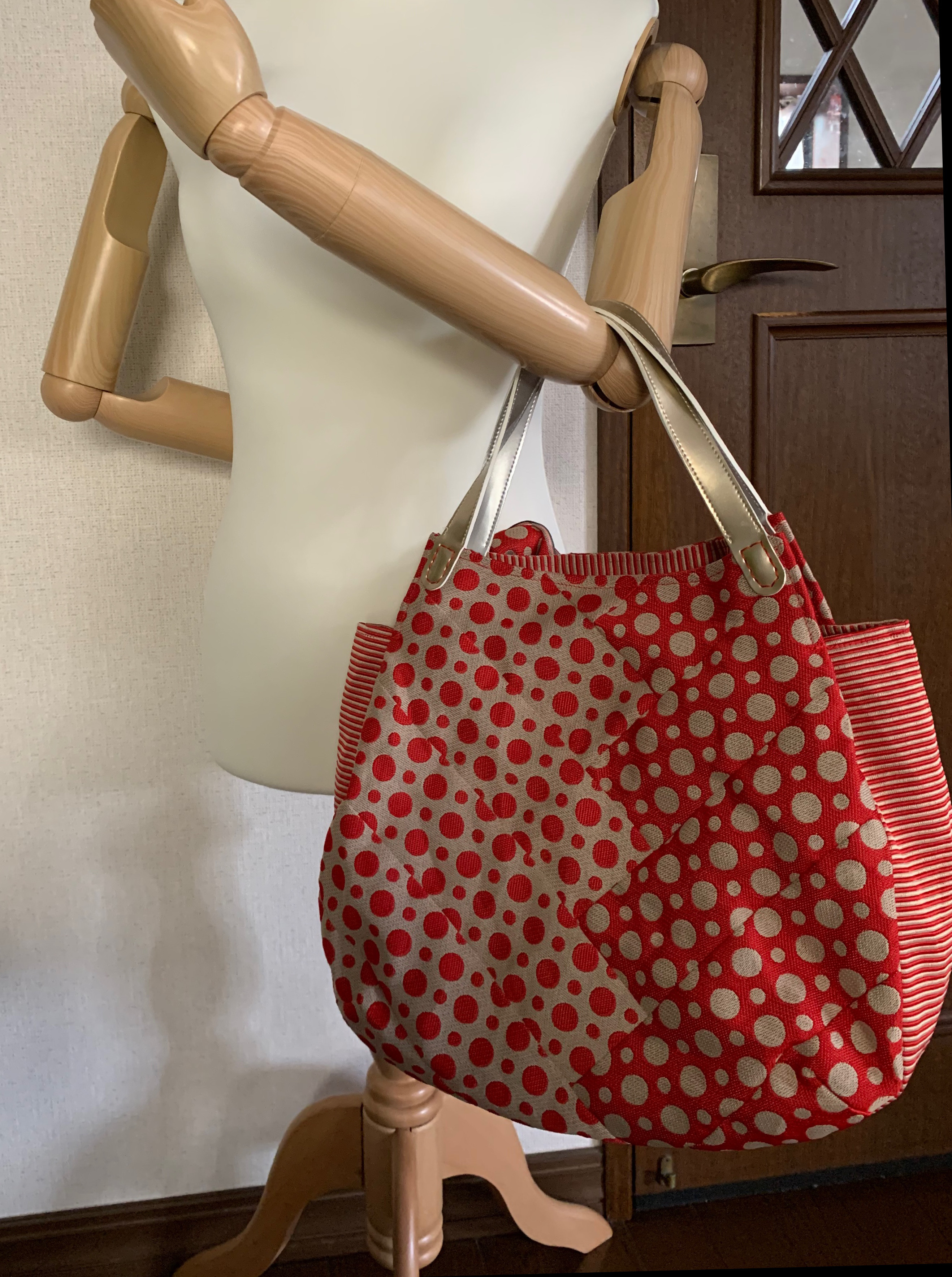斬新なデザインの水玉赤の畳縁ヘリバッグ