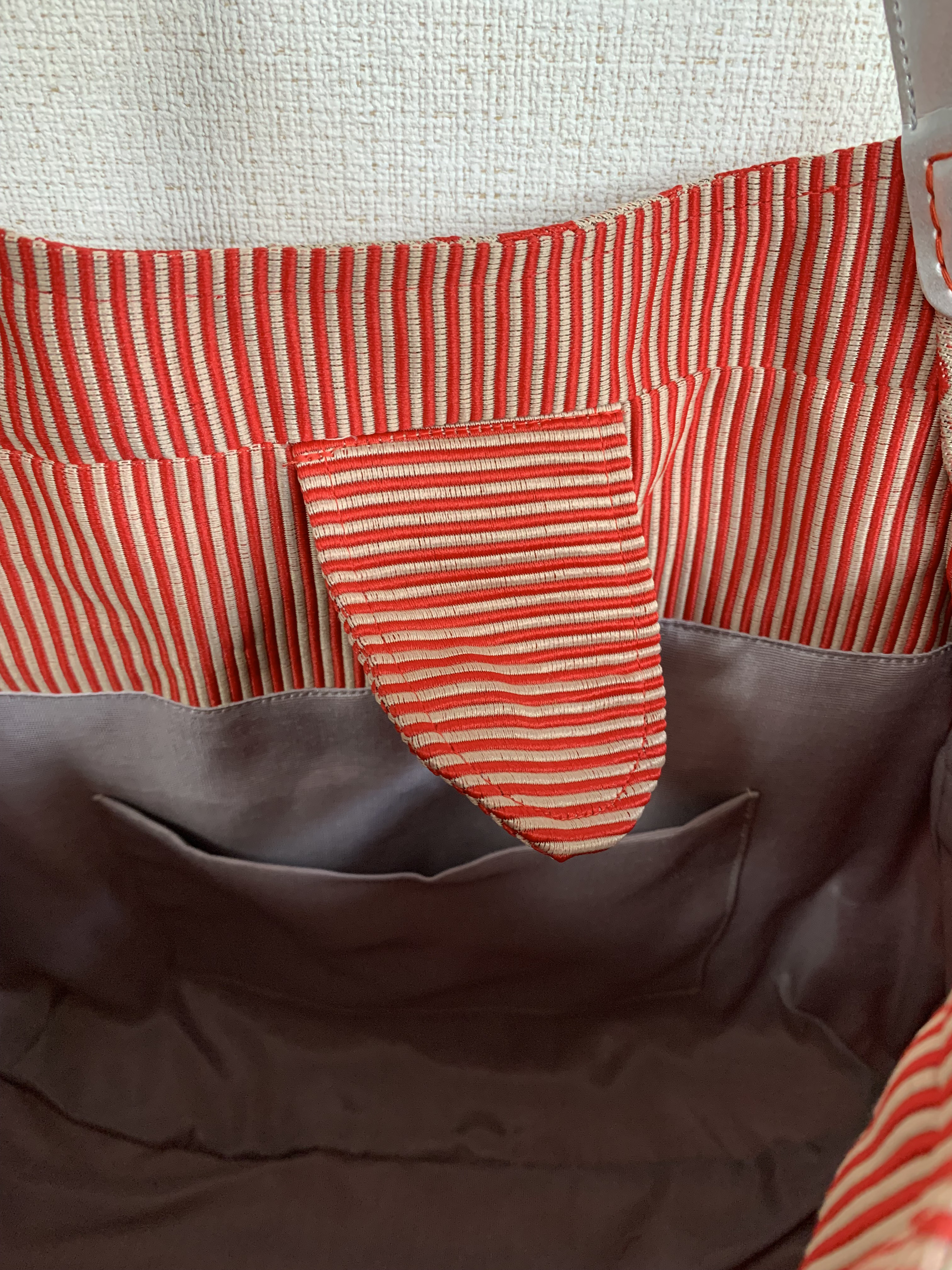 斬新なデザインの水玉赤の畳縁ヘリバッグ