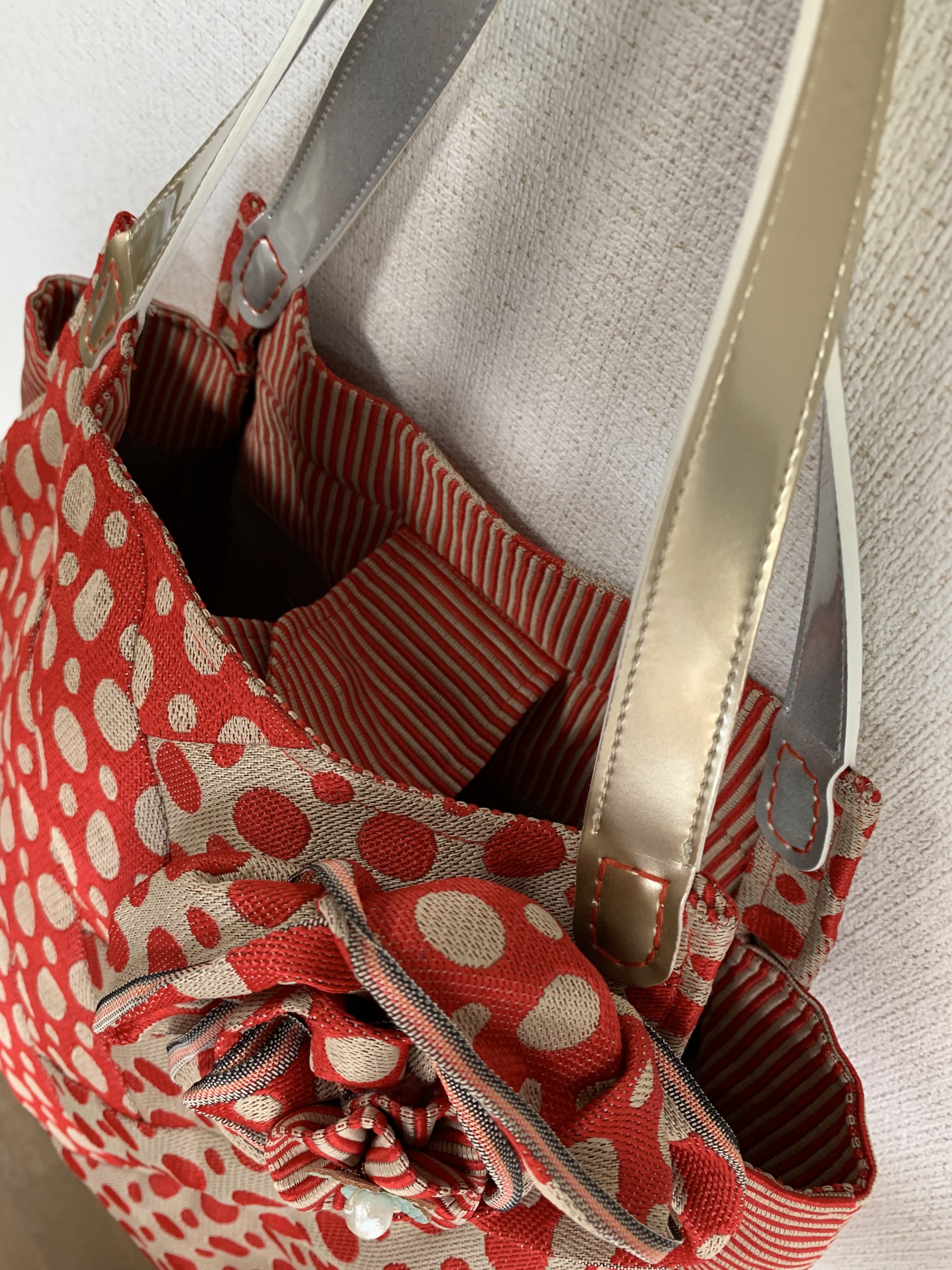 斬新なデザインの水玉赤の畳縁ヘリバッグ