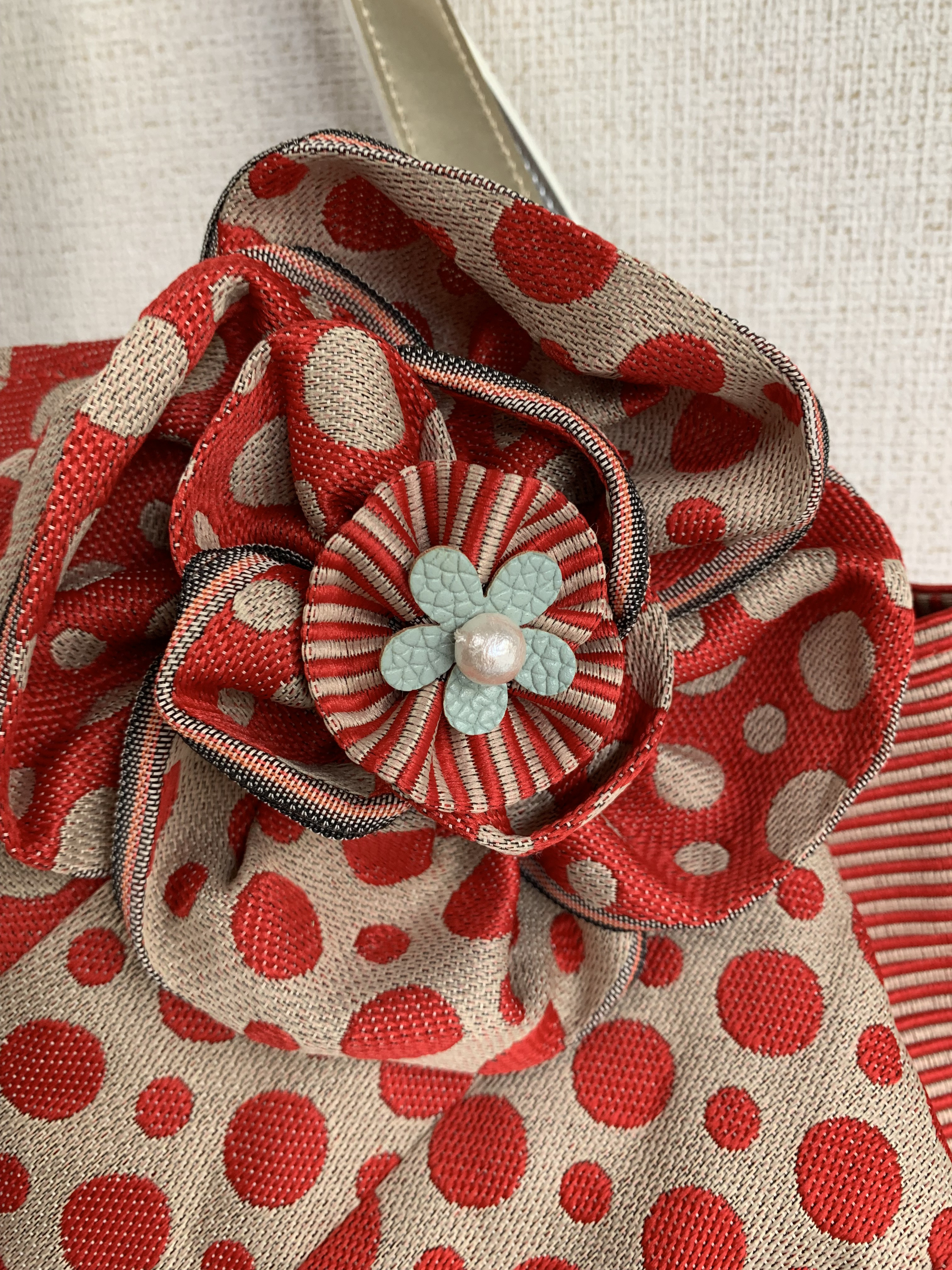 斬新なデザインの水玉赤の畳縁ヘリバッグ