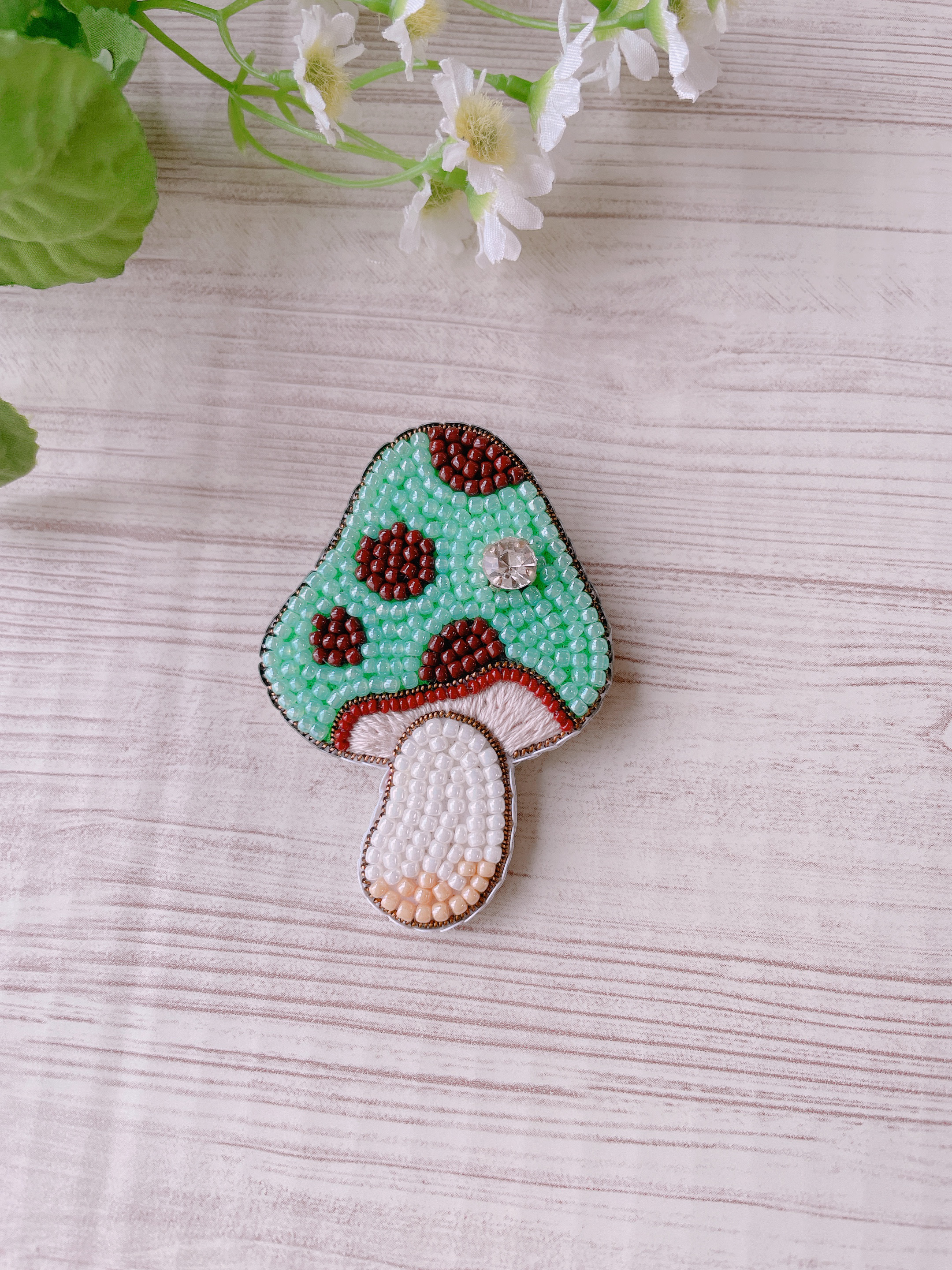 こり198.キラキラきのこ ビーズ 刺繍ブローチ ハンドメイドアクセサリ こり198.キラキラきのこ ビーズ ハンドメイドアクセサリ 刺繍ブローチ