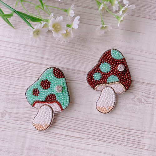 こり198.キラキラきのこ ビーズ 刺繍ブローチ ハンドメイドアクセサリ キラキラ雨粒のようにきらめく＊ビーズ刺繍の傘のブローチ