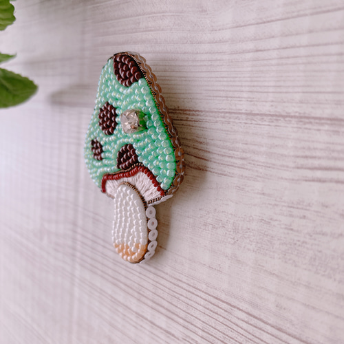 こり198.キラキラきのこ ビーズ 刺繍ブローチ ハンドメイドアクセサリ キラキラ雨粒のようにきらめく＊ビーズ刺繍の傘のブローチ