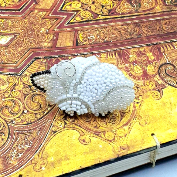 白い羊のブローチ ＊オートクチュールビーズ刺繍 1枚目の画像