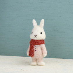 【秋冬限定】羊毛フェルトブローチ　ウサギホワイト（赤マフラー） 2枚目の画像