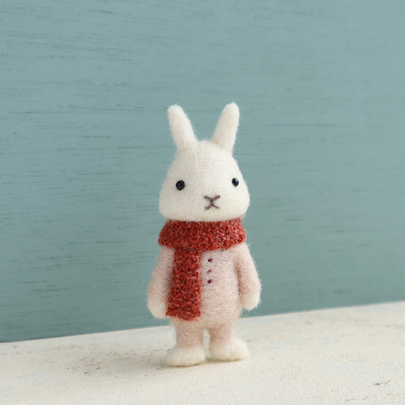【秋冬限定】羊毛フェルトブローチ　ウサギホワイト（赤マフラー） 3枚目の画像