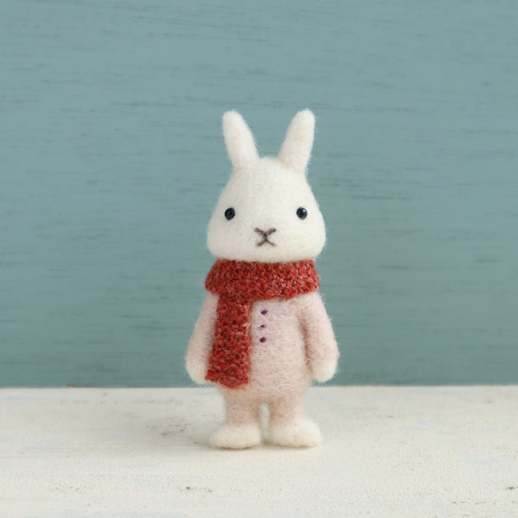 【秋冬限定】羊毛フェルトブローチ　ウサギホワイト（赤マフラー） 1枚目の画像