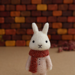 【秋冬限定】羊毛フェルトブローチ　ウサギホワイト（赤マフラー） 4枚目の画像