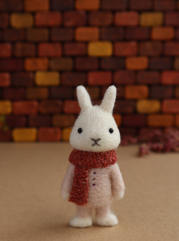 【秋冬限定】羊毛フェルトブローチ　ウサギホワイト（赤マフラー） 4枚目の画像
