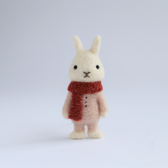 【秋冬限定】羊毛フェルトブローチ　ウサギホワイト（赤マフラー） 5枚目の画像