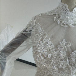 優雅的胡桃木鈕扣高領蕾絲波萊羅上衣婚紗 第2張的照片