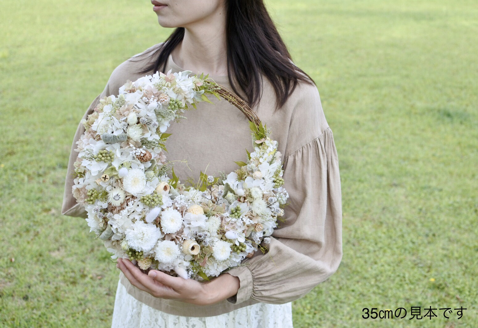 クリームホワイトの三日月リース30㎝　プリザーブドフラワー　白