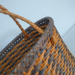 《クラフトバンド》かすり模様の２色のとばし編みカゴバッグ 5枚目の画像