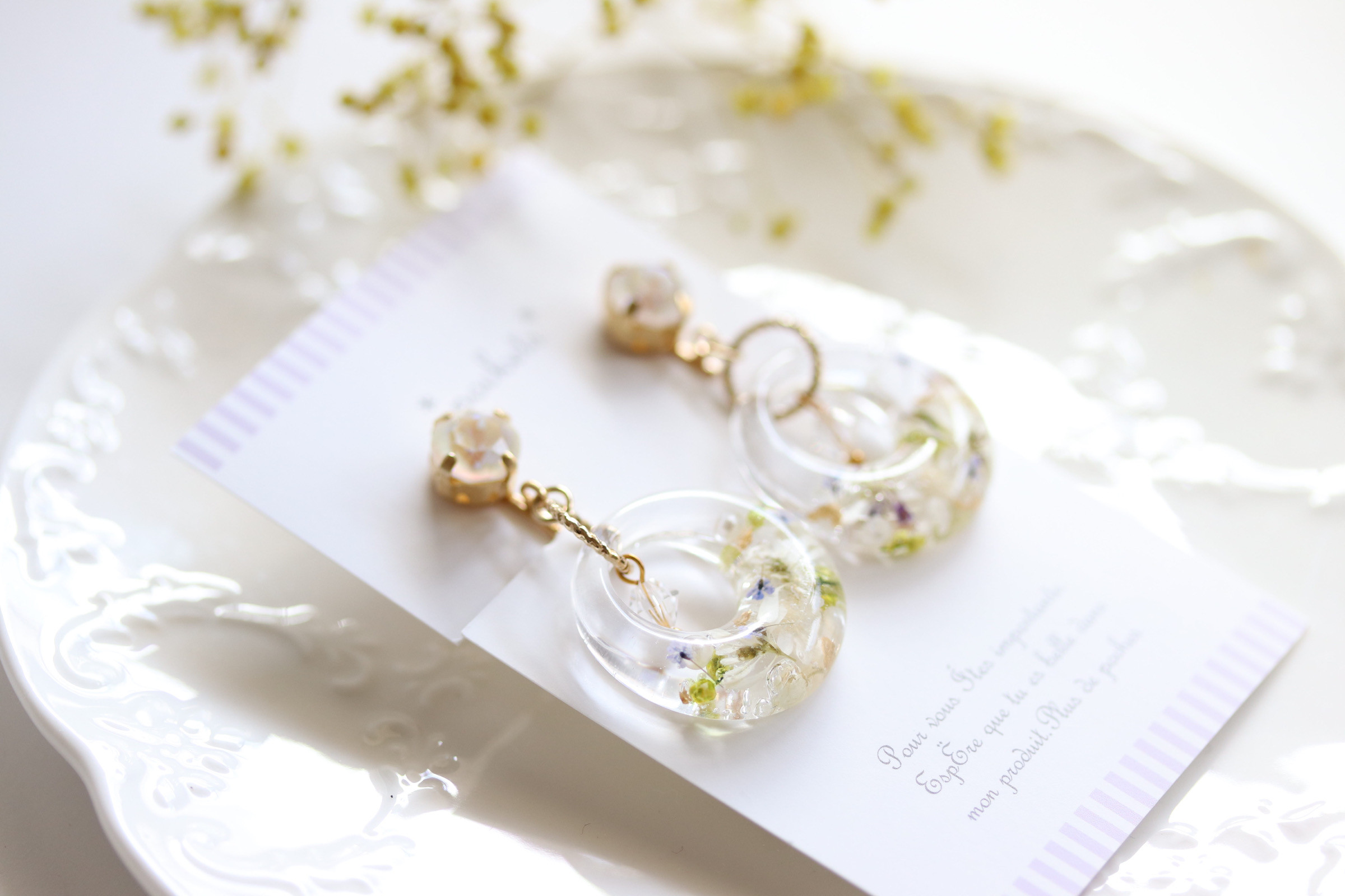 超ポイントアップ祭 クリスタルとお花のイヤリング イヤリング イヤリングのみ アクセサリー