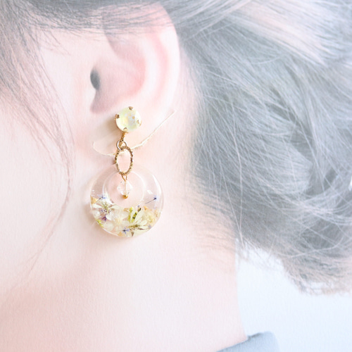 限定お買い得商品 クリスタルとお花のイヤリング イヤリングのみ イヤリング アクセサリー