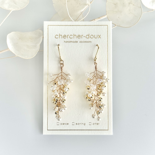 パールの小花が揺れる小枝アクセサリー・ゴールド×ホワイト|ピアス