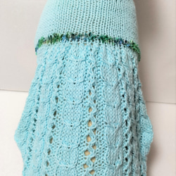 空色の糸に縄編みと穴あき柄を編み込んだドレスセーター(SS-1981） 3枚目の画像