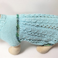 空色の糸に縄編みと穴あき柄を編み込んだドレスセーター(SS-1981） 7枚目の画像