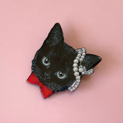 黒猫 ブローチ　オリジナル イラスト ねこ 猫 blackcat 赤リボン 2枚目の画像