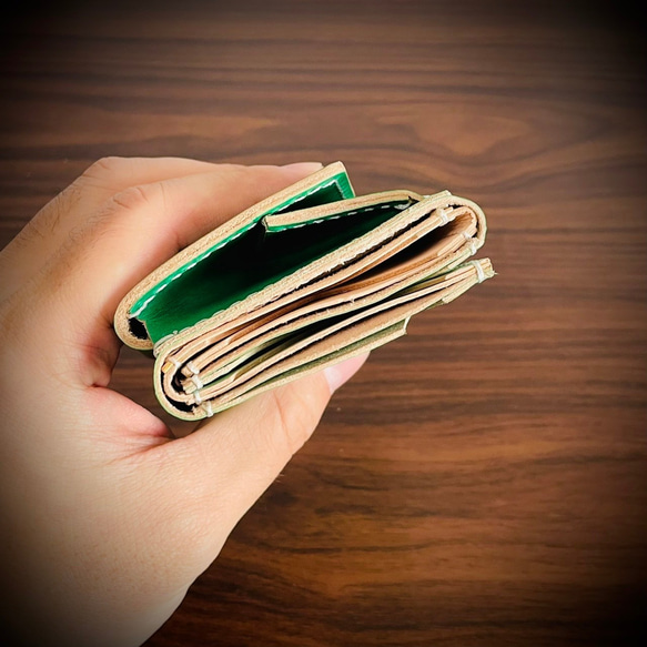 経年変化を楽しむ ミニ財布 コンパクトウォレット 総手縫い 小さい財布 本革 牛革 グリーン 緑 革財布 ヌメ 5枚目の画像