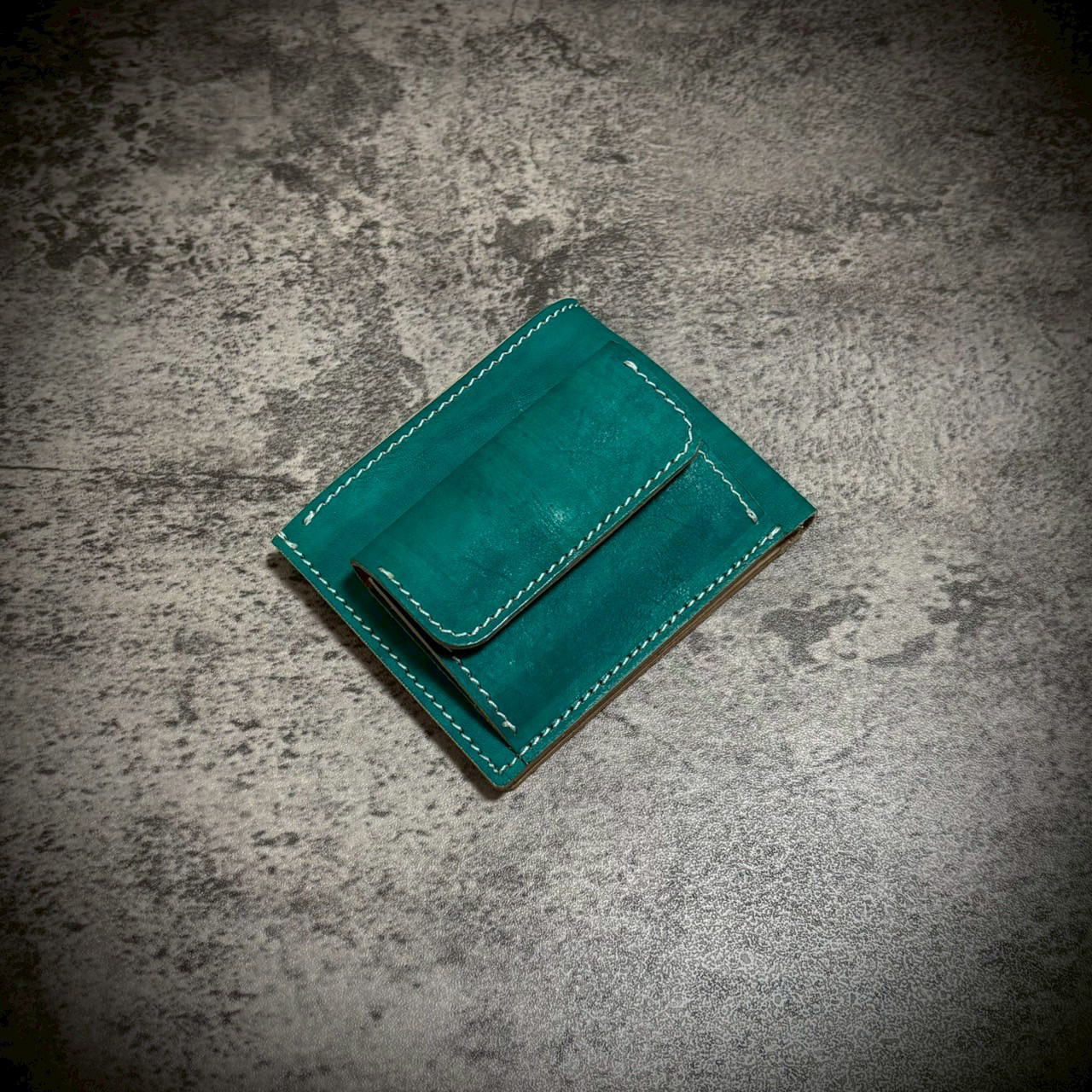 経年変化を楽しむ メンズ 二つ折り 財布 生成り ナチュラル 手縫い ヌメ革 本革 牛革 革財布 アクアグリーン 緑
