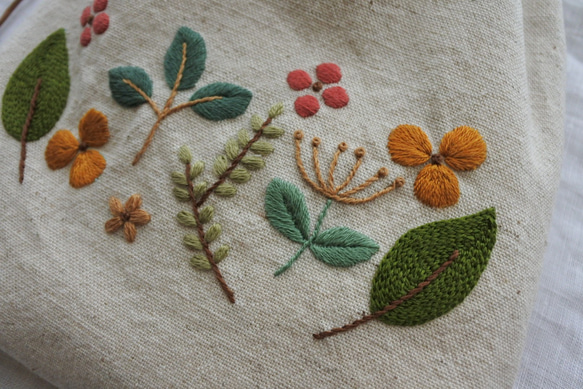季節の歩み　刺繍　巾着　ナチュラル 3枚目の画像