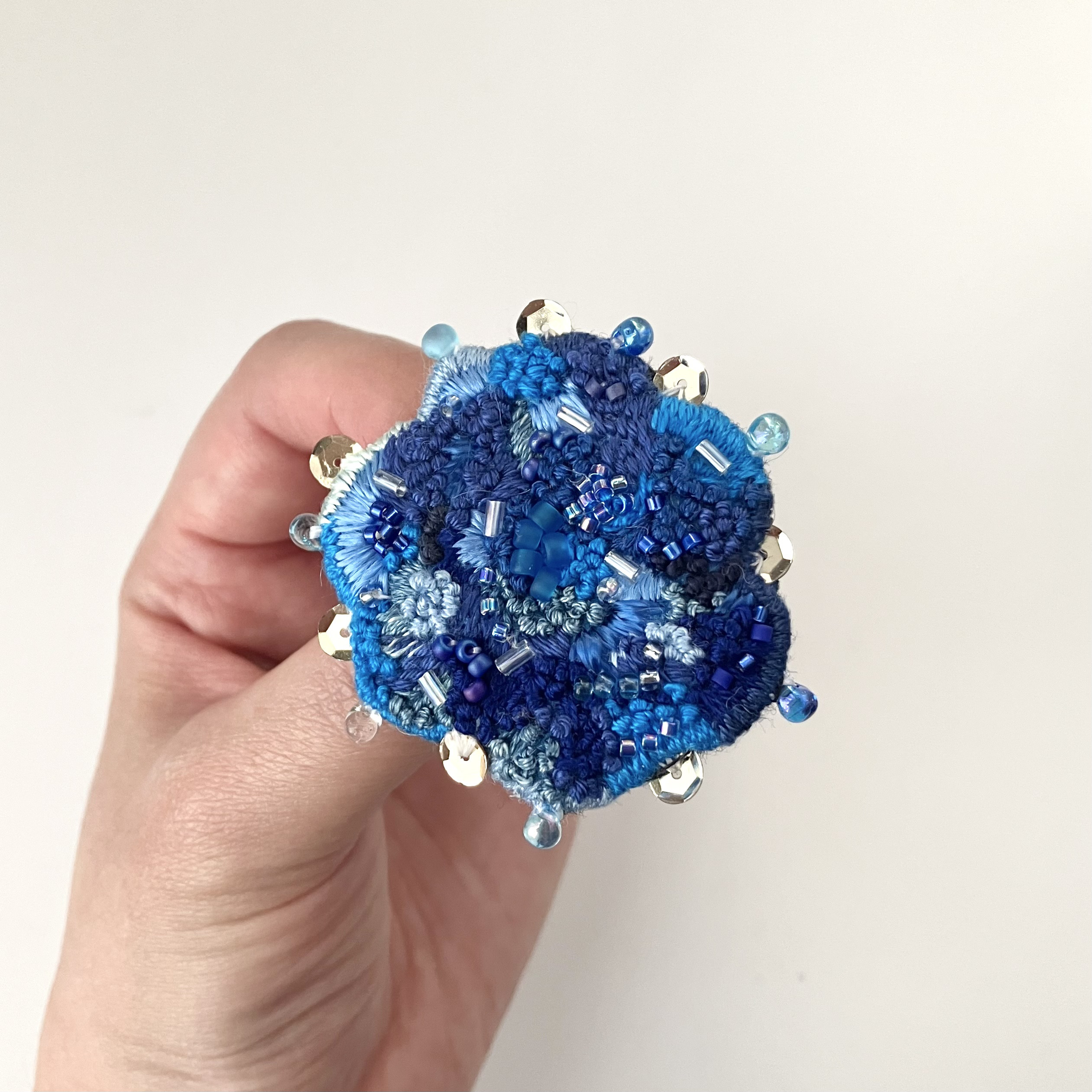 "Summer Blue "夏のブルーを楽しむ　刺繍ブローチ